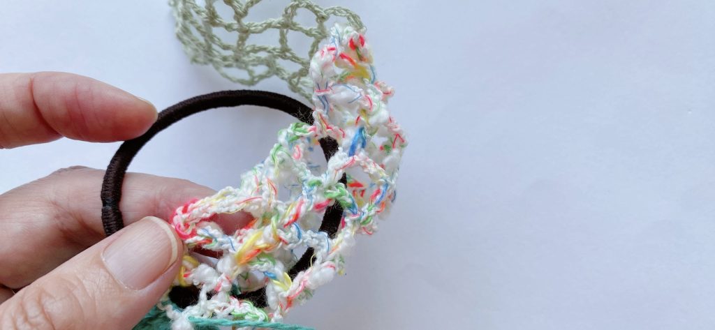 かぎ針編みシュシュゴムに巻きつける