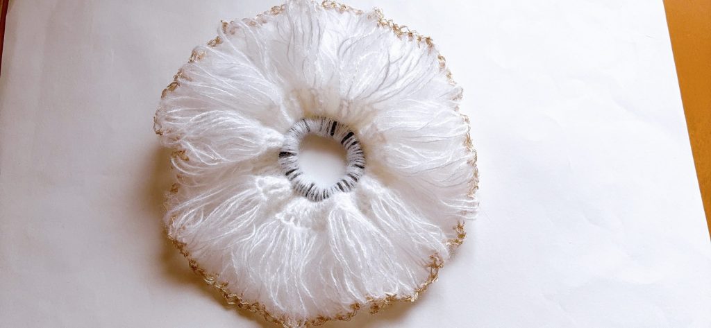 手編みふわふわシュシュ完成