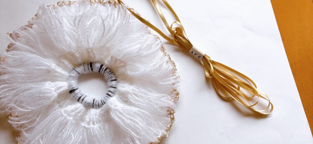 手編みふわふわシュシュ完成にアートファイバーエンドーさんのリボンをつける