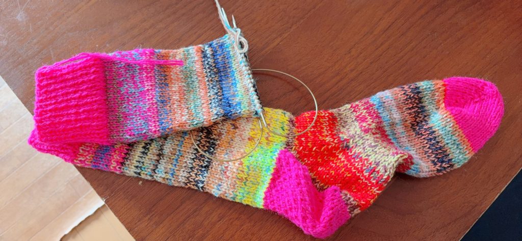 OPAL糸靴下を編んでいる