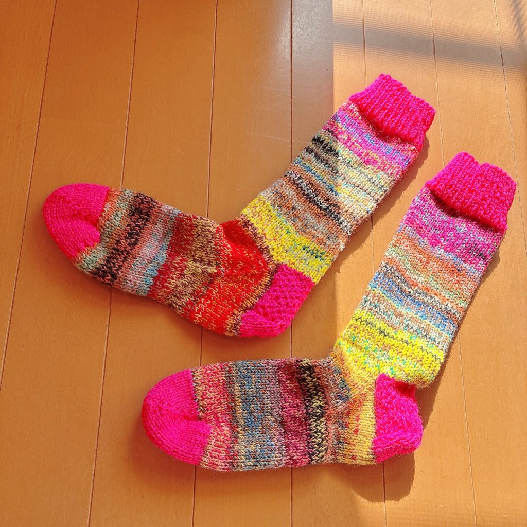 OPAL糸で編んだ冬用靴下暖かいで編み感がある