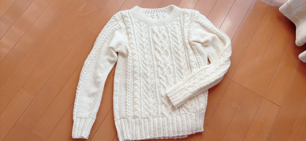 白い糸で編んだアランセーター