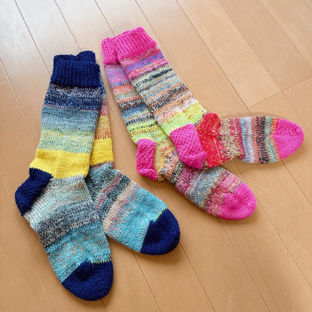 手編み暖か靴下2足完成カラフルでかわいい
