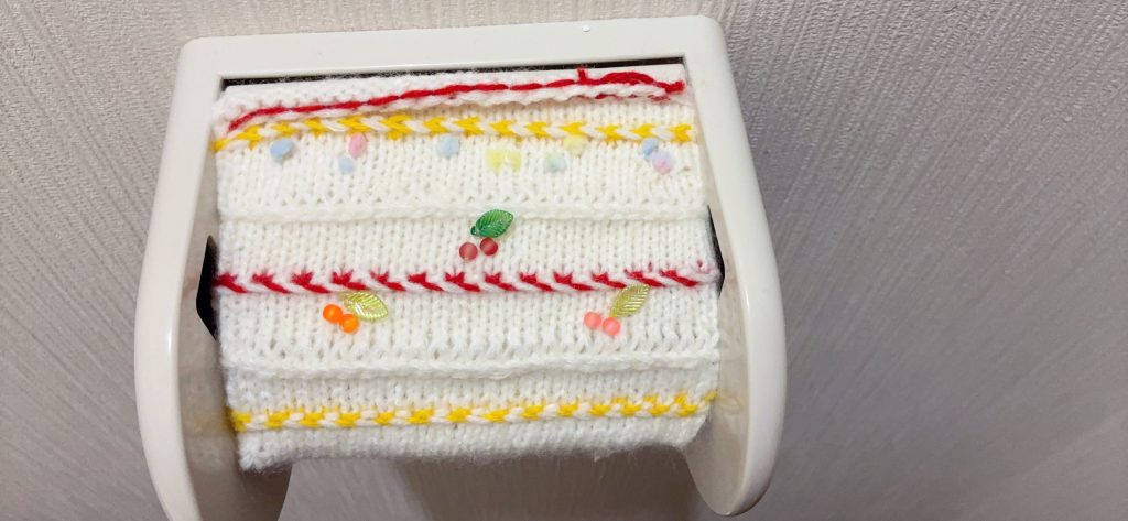 トイレットペーパーをあまり糸を活用し編み包む