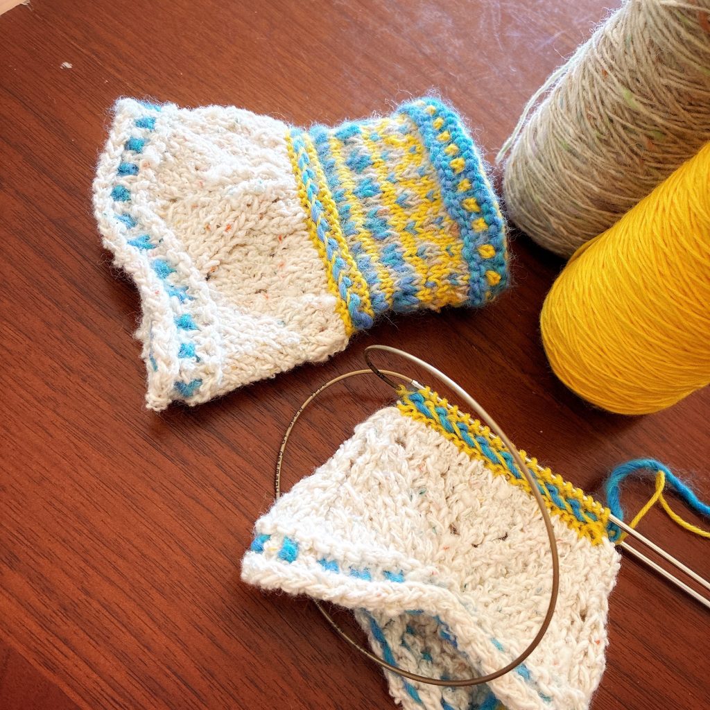 アームウォーマーを編んでいる写真