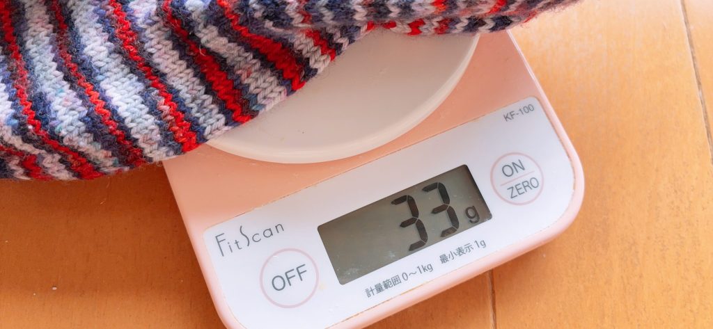 夏の手編み靴下の重さは33g 